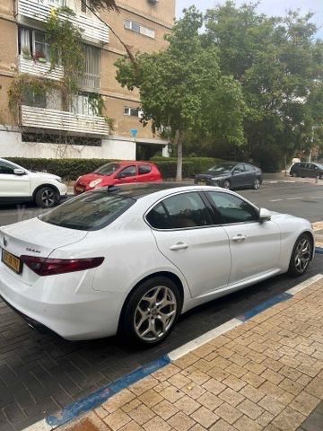 מודעת רכב אלפא רומיאו ג'וליה
