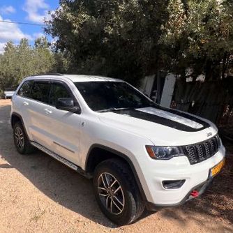מודעת רכב ג'יפ גרנד צ'ירוקי