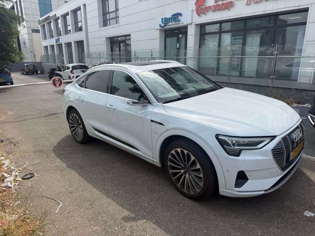 מודעת רכב אאודי E-tron