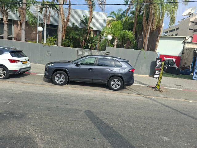 מודעת רכב טויוטה RAV4