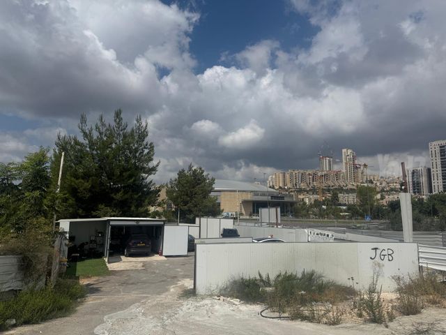 מגרשים