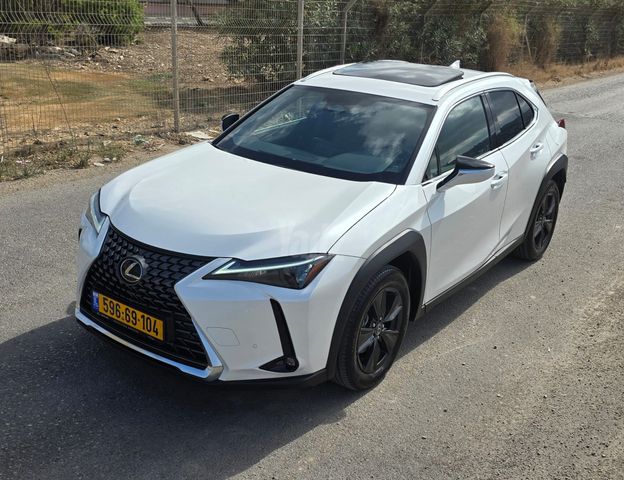מודעת רכב לקסוס UX