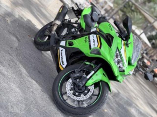 מודעת רכב קאוואסאקי ZX4RR