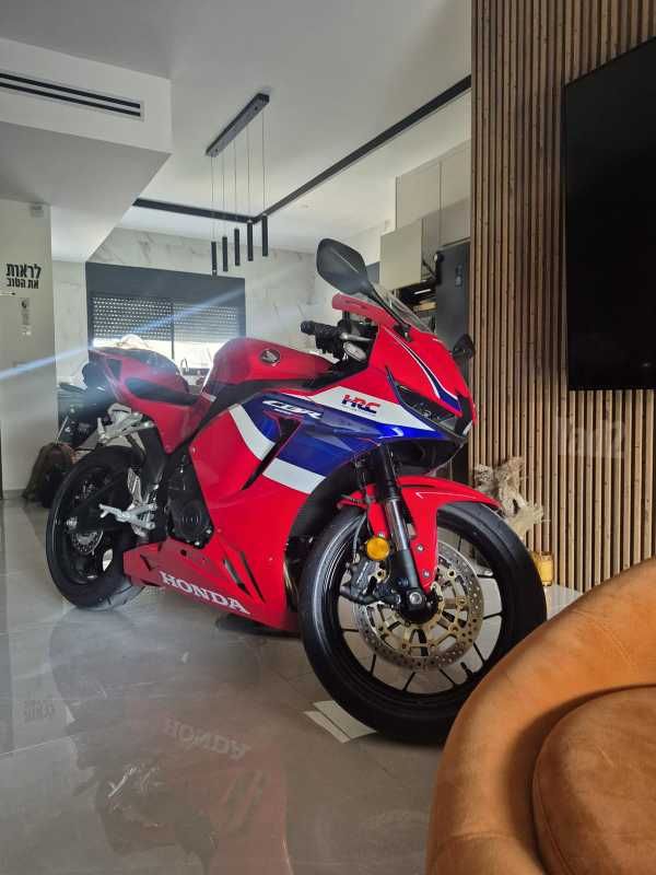 מודעת רכב הונדה CBR600RR