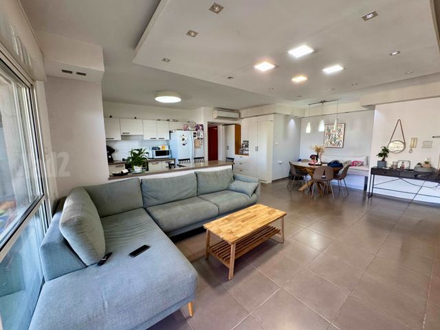 דירה, צור יצחק