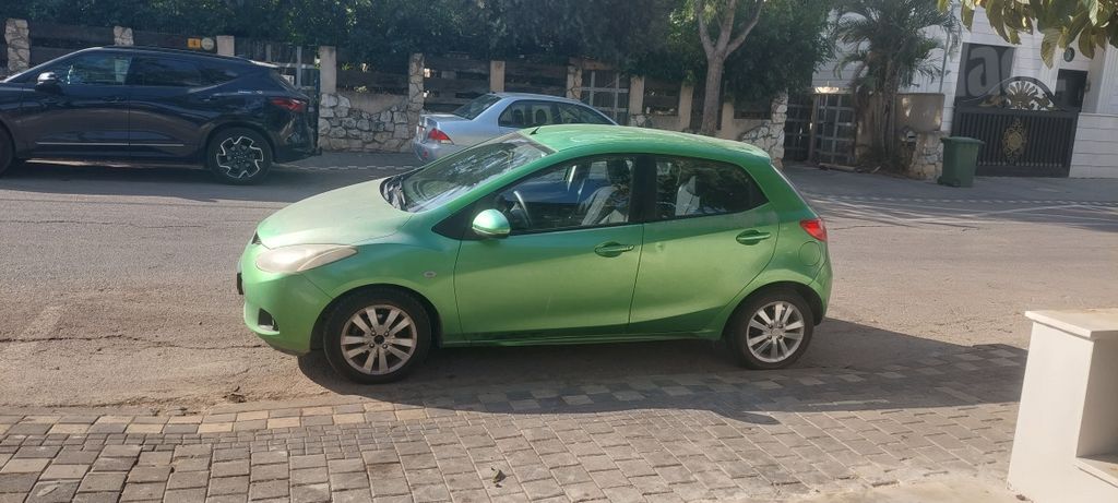 מודעת רכב מאזדה 2