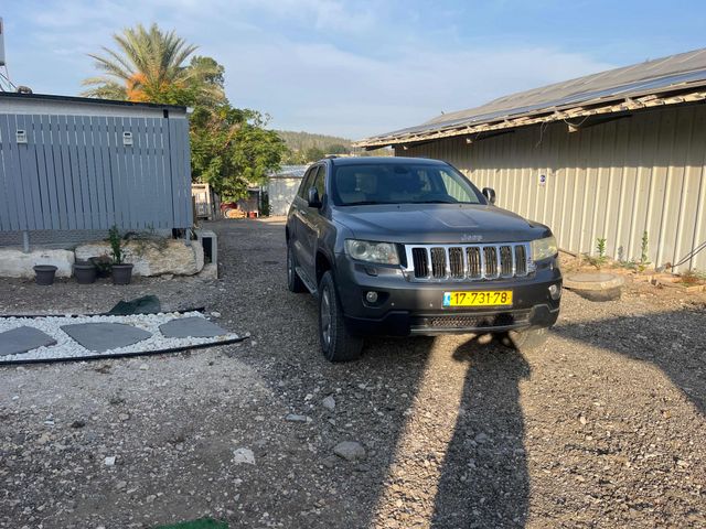 מודעת רכב ג'יפ גרנד צ'ירוקי