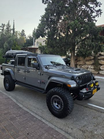 מודעת רכב ג'יפ גלדיאטור