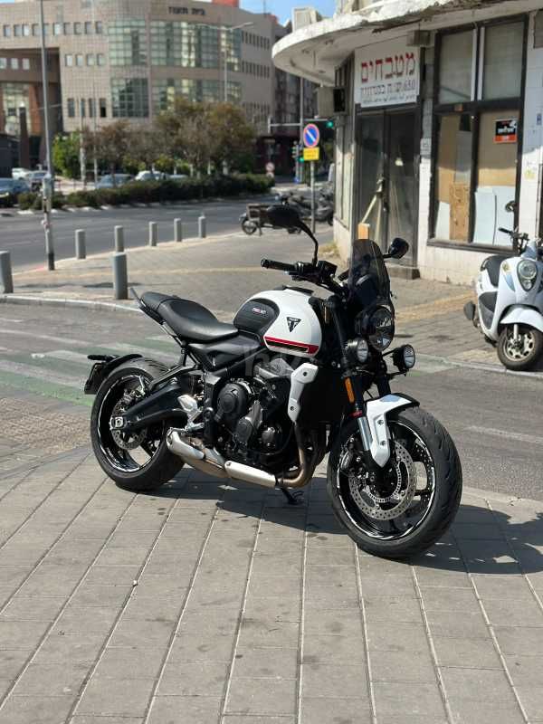 מודעת רכב טריומף Trident 660