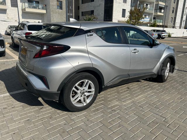 מודעת רכב טויוטה C-HR