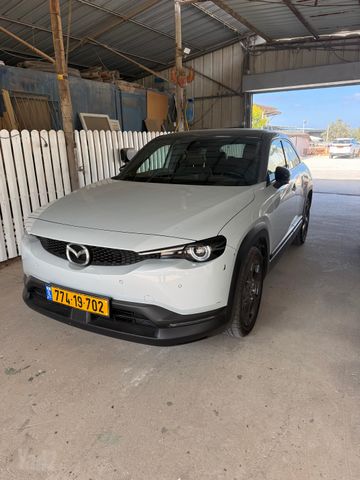 מודעת רכב מאזדה MX-30