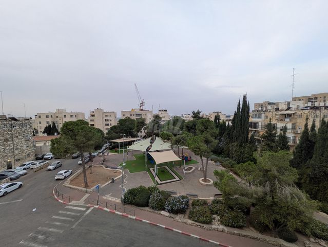 נטרונאי גאון 4