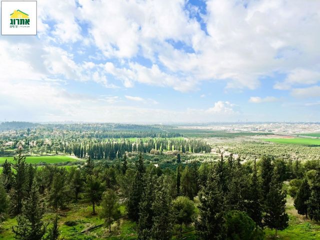 דירה, צור יצחק