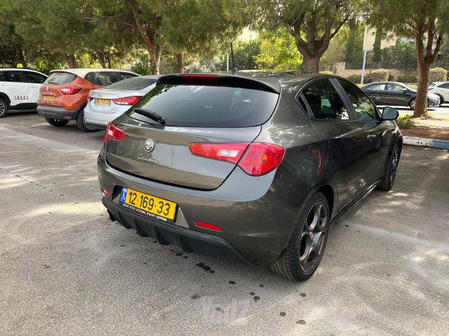 מודעת רכב אלפא רומיאו ג'ולייטה