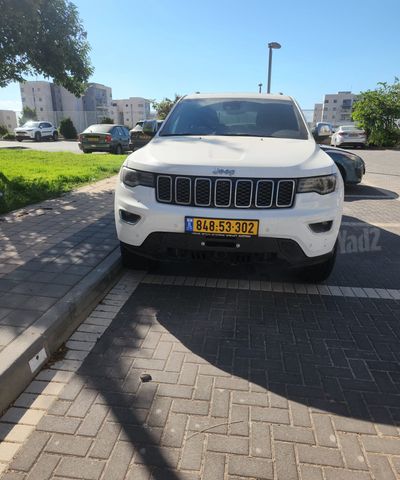 מודעת רכב ג'יפ גרנד צ'ירוקי