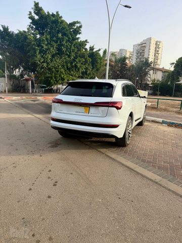 מודעת רכב אאודי E-tron