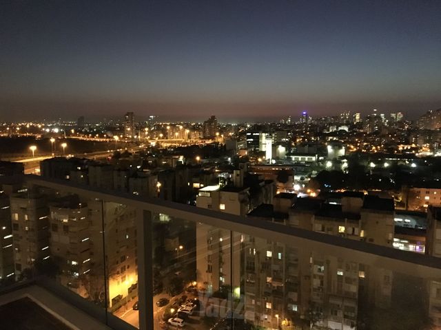 השקד 10