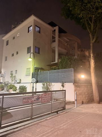 האלה 16