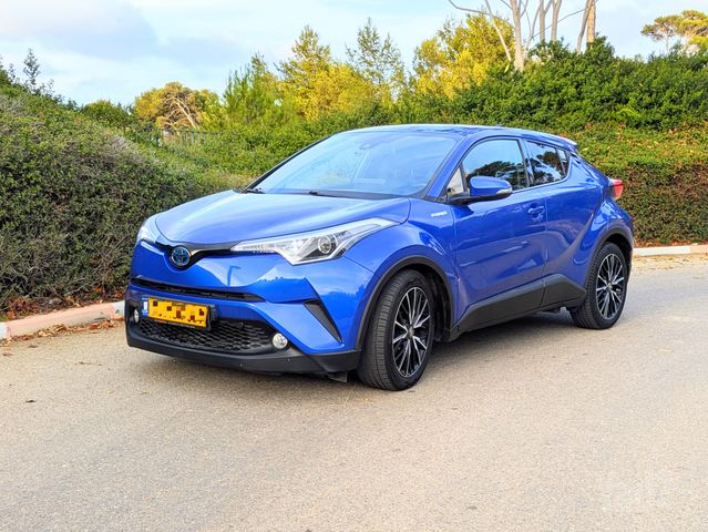מודעת רכב טויוטה C-HR