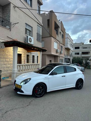 מודעת רכב אלפא רומיאו ג'ולייטה