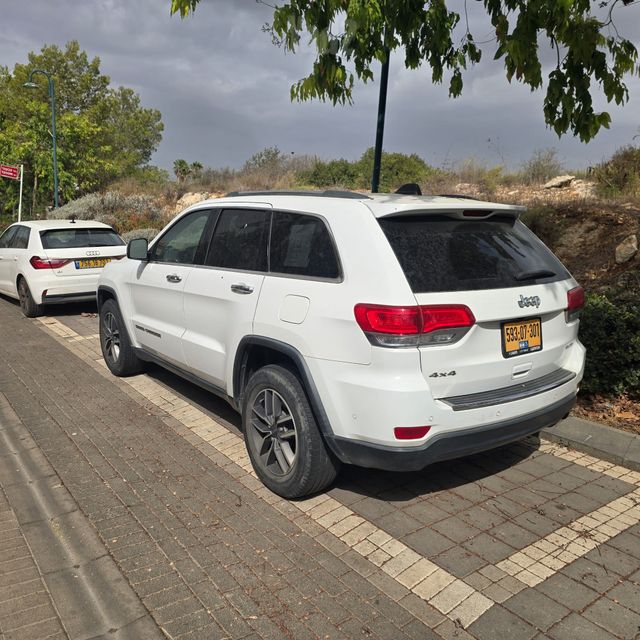 מודעת רכב ג'יפ גרנד צ'ירוקי