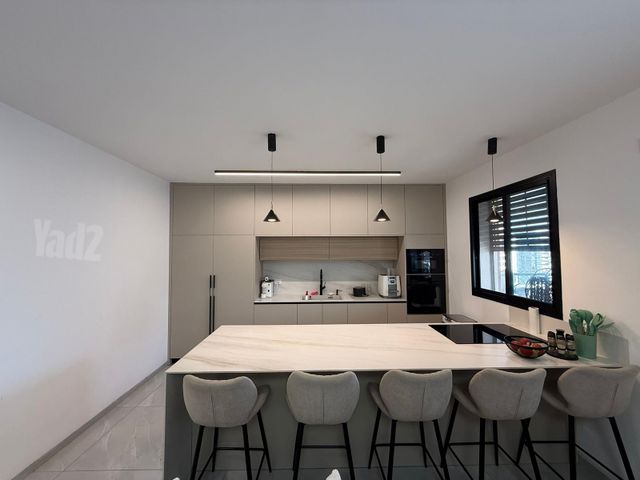אדמונית 26