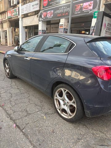 מודעת רכב אלפא רומיאו ג'ולייטה