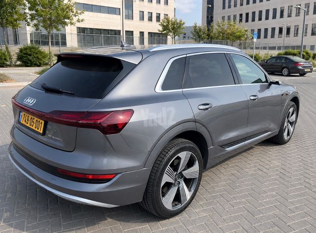 מודעת רכב אאודי E-tron