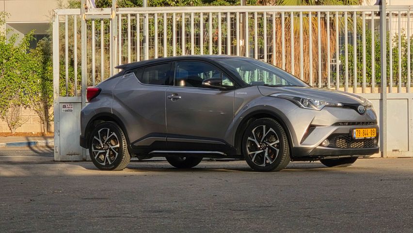 מודעת רכב טויוטה C-HR