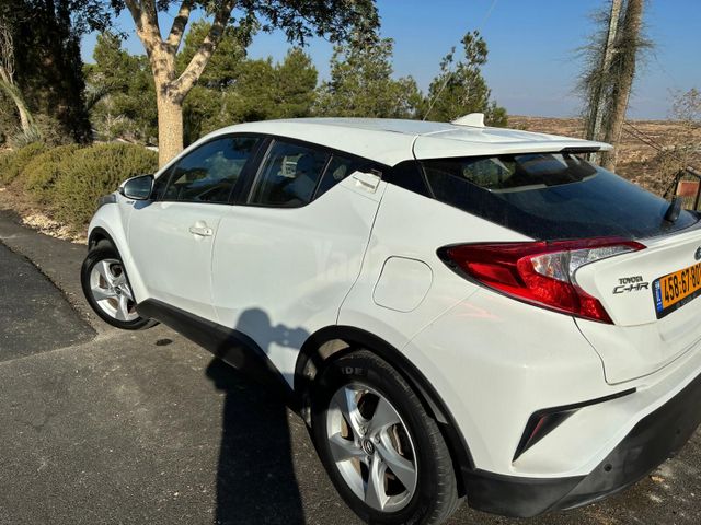 מודעת רכב טויוטה C-HR