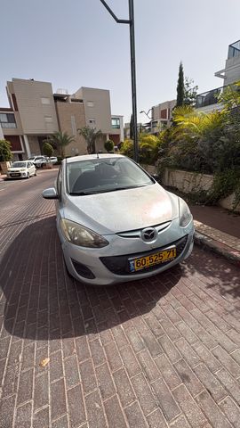 מודעת רכב מאזדה 2