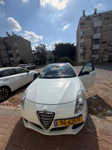 מודעת רכב אלפא רומיאו ג'ולייטה