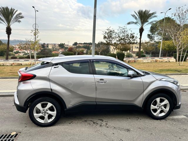 מודעת רכב טויוטה C-HR