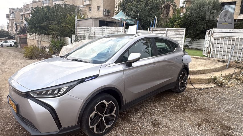 מודעת רכב ג׳ילי Geometry C