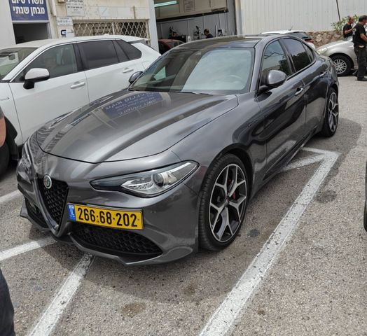 מודעת רכב אלפא רומיאו ג'וליה