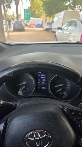 מודעת רכב טויוטה C-HR