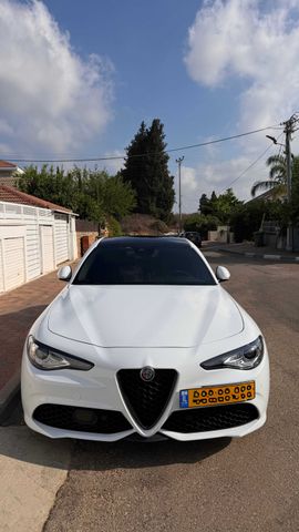 מודעת רכב אלפא רומיאו ג'וליה