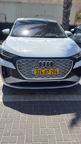 מודעת רכב אאודי Q4 e-tron