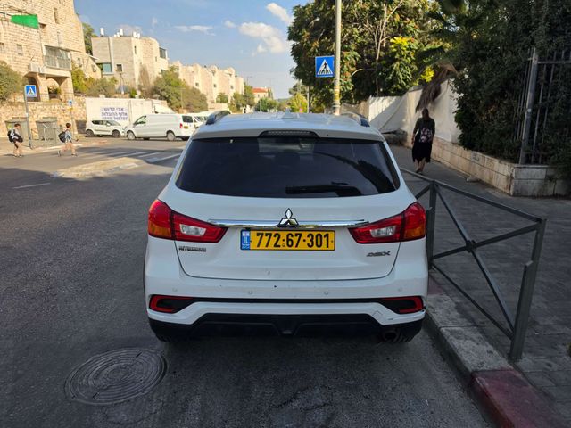 מודעת רכב מיצובישי ASX