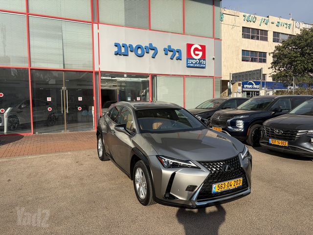 מודעת רכב לקסוס UX
