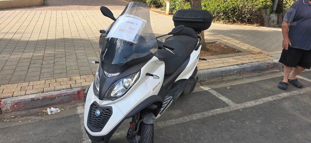 מודעת רכב פיאג'ו MP3 500