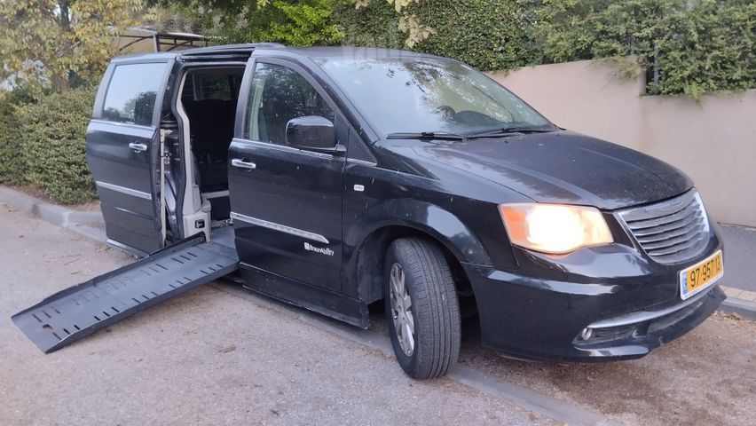 מודעת רכב קרייזלר גראנד וויאג'ר