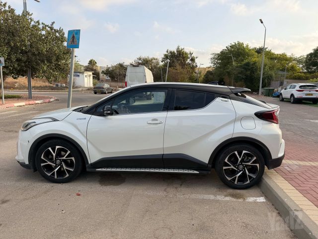 מודעת רכב טויוטה C-HR