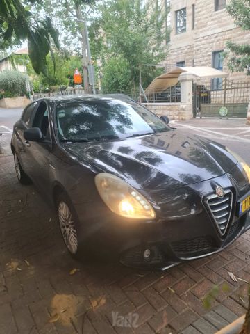 מודעת רכב אלפא רומיאו ג'ולייטה