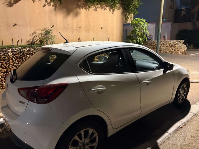מודעת רכב מאזדה 2