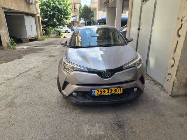 מודעת רכב טויוטה C-HR