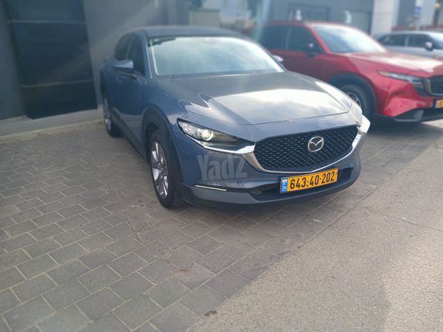 מודעת רכב מאזדה CX-30