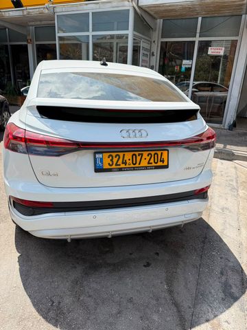 מודעת רכב אאודי Q4 e-tron