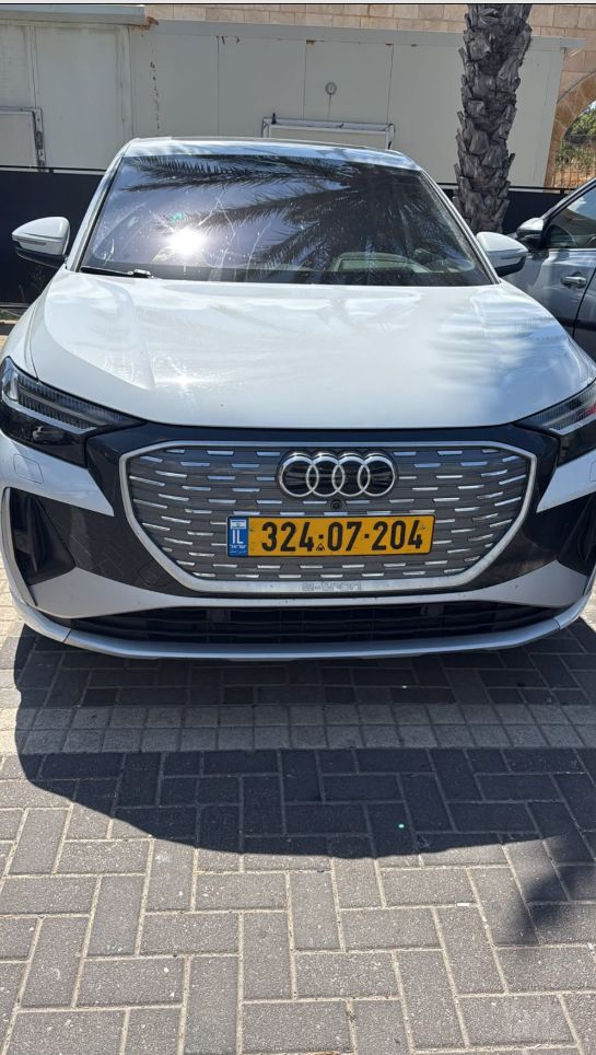 מודעת רכב אאודי Q4 e-tron