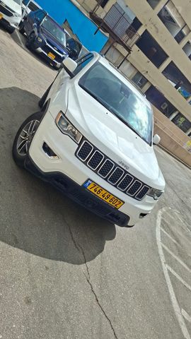 מודעת רכב ג'יפ גרנד צ'ירוקי